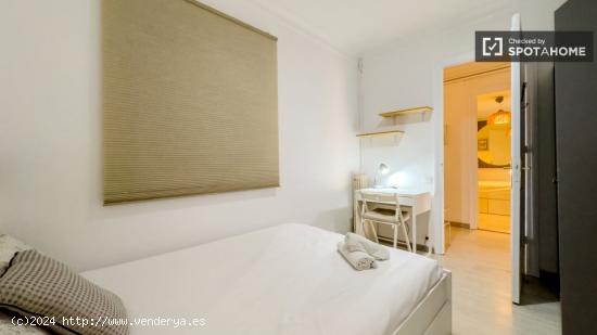 Se alquilan habitaciones en un apartamento de 3 dormitorios en Sarrià-Sant Gervasi - BARCELONA