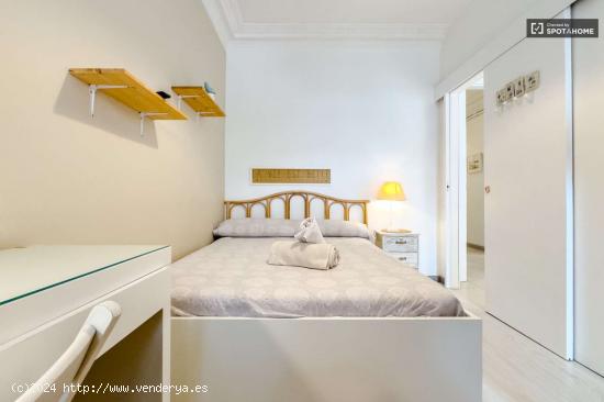 Se alquilan habitaciones en un apartamento de 3 dormitorios en Sarrià-Sant Gervasi - BARCELONA