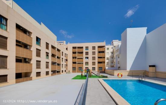 Apartamento reformado de 105m2 en bonito residencial en el centro de Torrevieja - ALICANTE