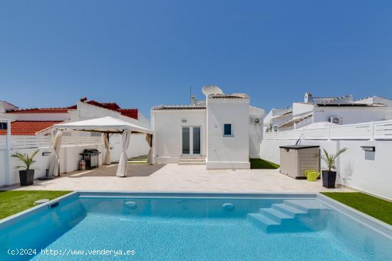 PRECIOSO CHALET TOTALMENTE REFORMADO EN ZONA TRANQUILA Y CON PISCINA PROPIA - ALICANTE