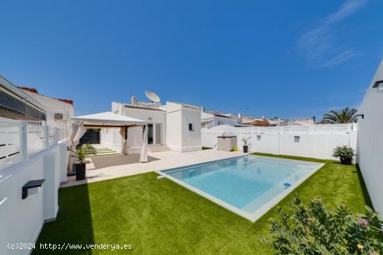 PRECIOSO CHALET TOTALMENTE REFORMADO EN ZONA TRANQUILA Y CON PISCINA PROPIA - ALICANTE