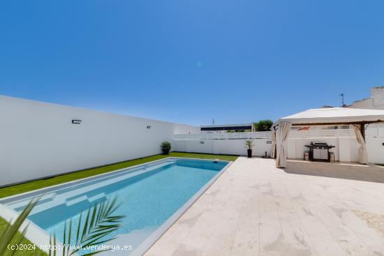 PRECIOSO CHALET TOTALMENTE REFORMADO EN ZONA TRANQUILA Y CON PISCINA PROPIA - ALICANTE