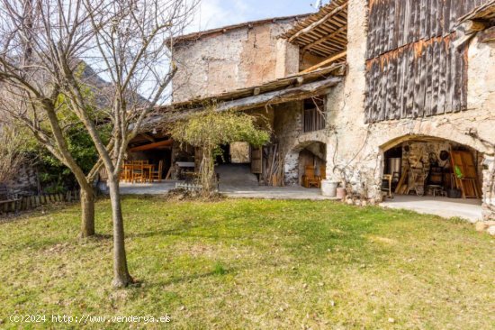 Masía Centenaria con 6 Terrenos de Regadío y un Molino en un Lugar Único!