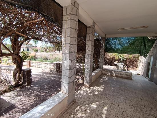 VENTA DE CHALET PARA REFORMAR EN ASPE, ZONA EL CASTILLO - ALICANTE