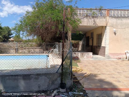 VENTA DE CHALET PARA REFORMAR EN ASPE, ZONA EL CASTILLO - ALICANTE