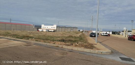 Oportunidad única: Dos solares urbanos unidos en el Polígono Industrial de Lobón - BADAJOZ