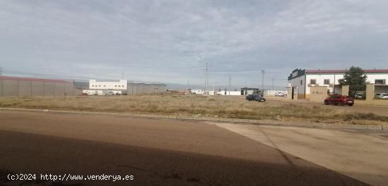 Oportunidad única: Dos solares urbanos unidos en el Polígono Industrial de Lobón - BADAJOZ