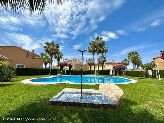 FABULOSO CHALET ADOSADO CON JARDIN DE  120 M2 EN OLIVA NOVA CON PISCINA COMUNITARIA - VALENCIA