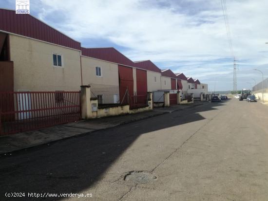 Conjunto de tres naves en venta sin posesión en el polígono industrial de Lobón - BADAJOZ