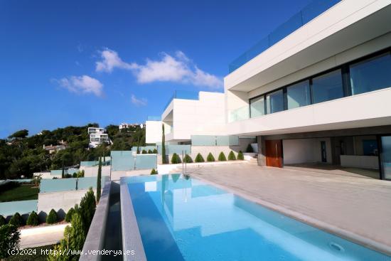 VILLA DE LUJO MODERNA CON VISTAS AL MAR EN ALCUDIA - BALEARES