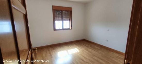 VENTA CHALET ADOSADO LOS SANTOS DE MAIMONA - BADAJOZ