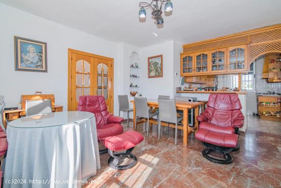 ¡Oportunidad Única! Se Vende Magnífica Casa en Esquina con Amplia Parcela - GRANADA