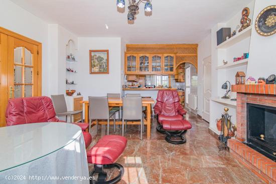 ¡Oportunidad Única! Se Vende Magnífica Casa en Esquina con Amplia Parcela - GRANADA