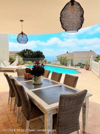 Se Alquila villa con muebles en la Cumbre del Sol con vistas al mar - ALICANTE