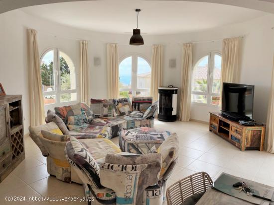 Se Alquila villa con muebles en la Cumbre del Sol con vistas al mar - ALICANTE