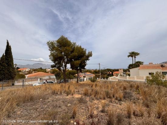 PARCELA LLANA DE 1000 M2 EN ZONA RESIDENCIAL DE LA NUCIA. - ALICANTE