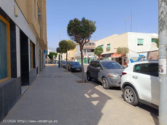 Amplio piso de 3 dormitorios en venta en Ejido Norte - ALMERIA