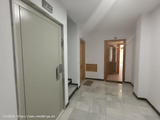 Amplio piso de 3 dormitorios en venta en Ejido Norte - ALMERIA