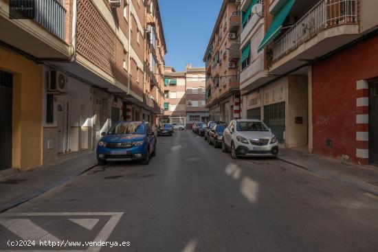 Amplio y luminoso piso de 153 m2 con 5 dormitorios, 2 baños y gran terraza. - GRANADA