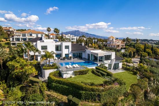 Espectacular villa de lujo de 5 dormitorios y 5 baños con Vistas al Mar y la Montaña. Benahavís -