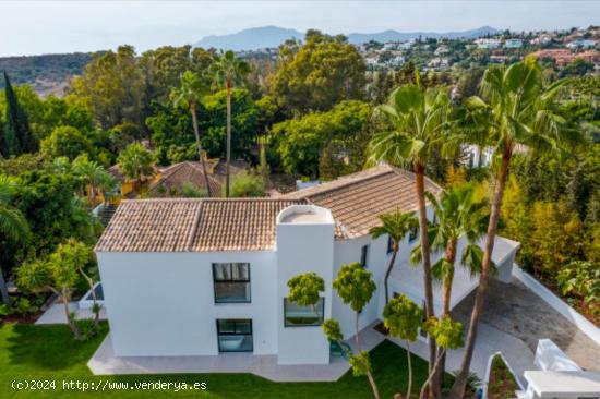 Villa de 5 dormitorios y 6 baños en exclusiva zona de El Paraiso, Estepona - MALAGA