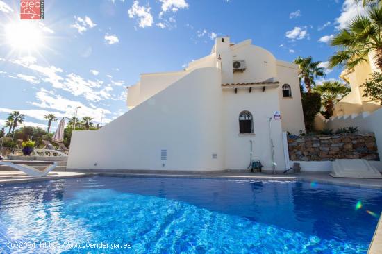 VILLA DE LUJO INDEPENDIENTE EN ESQUINA CON PISCINA PRIVADA Y VISTAS ESPECTACULARES - ALICANTE