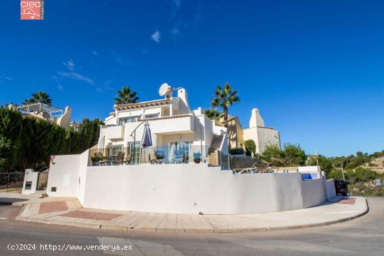 VILLA DE LUJO INDEPENDIENTE EN ESQUINA CON PISCINA PRIVADA Y VISTAS ESPECTACULARES - ALICANTE