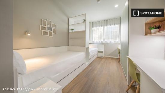 Habitación en piso compartido en barcelona. - BARCELONA