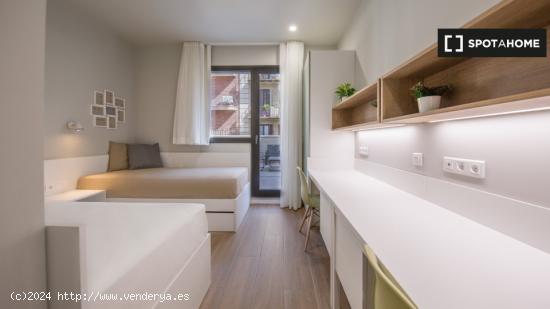 Habitación en piso compartido en barcelona. - BARCELONA