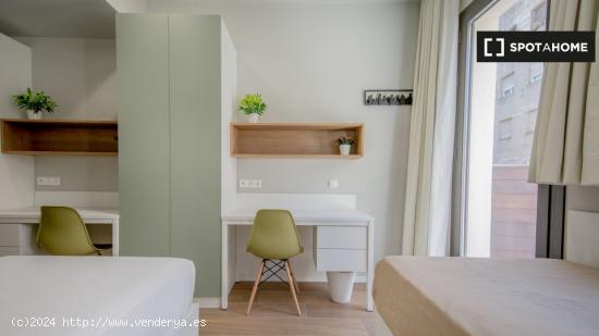 Habitación en piso compartido en barcelona. - BARCELONA