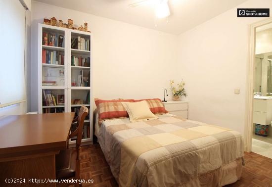 Acogedora habitación en un apartamento de 3 dormitorios en Hortaleza, Madrid - MADRID