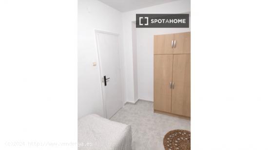 Se alquilan habitaciones en apartamento de 5 dormitorios en Ronda - GRANADA