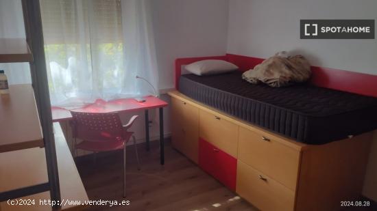 Habitaciones en apartamento de 3 dormitorios en Sant Martí - BARCELONA