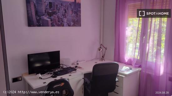 Habitaciones en apartamento de 3 dormitorios en Sant Martí - BARCELONA