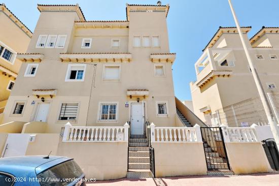 Adosado de tres plantas con patio privado y terraza - ALICANTE