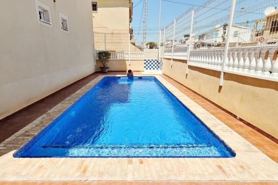 Adosado de tres plantas con patio privado y terraza - ALICANTE