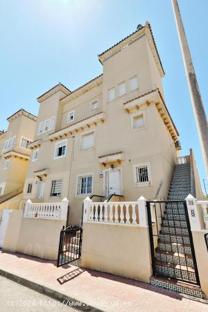 Adosado de tres plantas con patio privado y terraza - ALICANTE