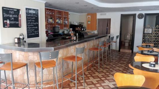 SE VENDE BAR EN ACTIVO CON LICENCIA ACTIVIDAD INCLUIDO LOCAL EN PETRER - ALICANTE