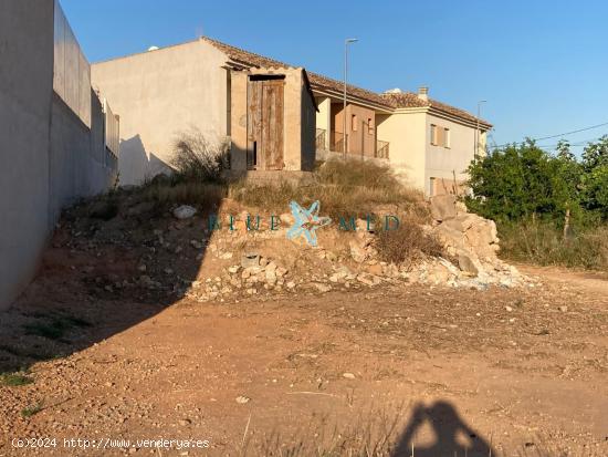 Amplia casa de pueblo con garaje y terreno para construir cerca. - MURCIA