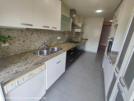 PISO EN VENTA CON PARQUING, ZONA COMUNITARIA CON PISCINA - BARCELONA