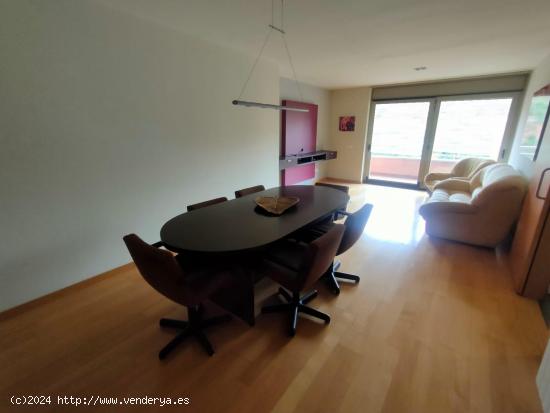 PISO EN VENTA CON PARQUING, ZONA COMUNITARIA CON PISCINA - BARCELONA