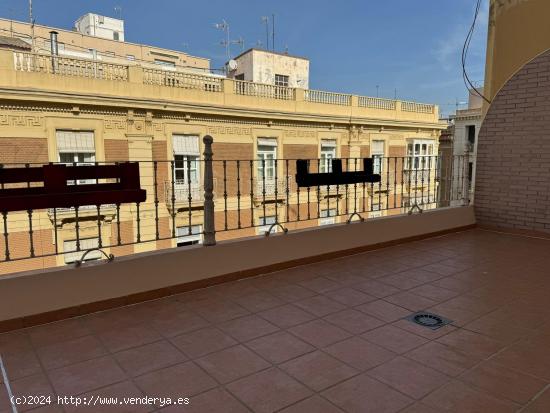 PISO EN ALQUILER CON GRAN TERRAZA EN PLENO CASCO HISTÓRICO DE LA CIUDAD...!!! - MURCIA