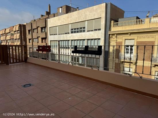 PISO EN ALQUILER CON GRAN TERRAZA EN PLENO CASCO HISTÓRICO DE LA CIUDAD...!!! - MURCIA