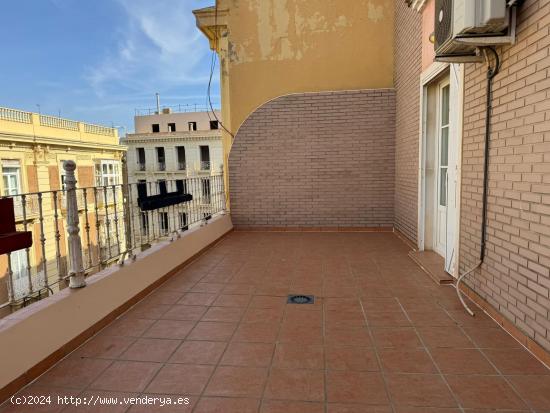 PISO EN ALQUILER CON GRAN TERRAZA EN PLENO CASCO HISTÓRICO DE LA CIUDAD...!!! - MURCIA