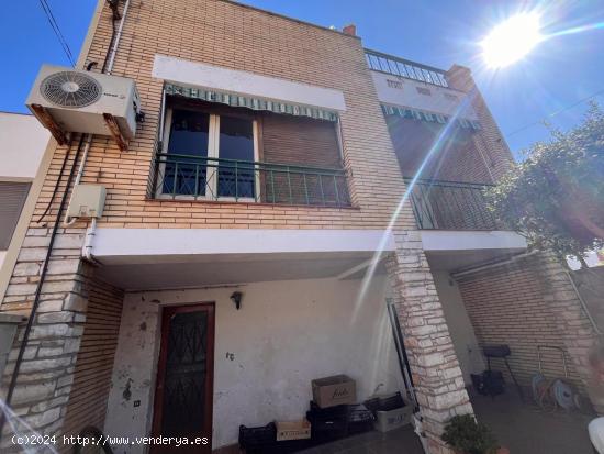 Casa en Poble Sec con jardín, terrazas y garaje para dos coches por 250.000 Eur - BARCELONA