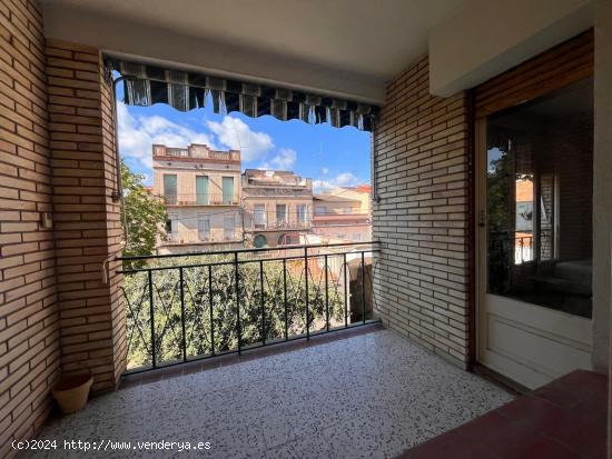 Casa en Poble Sec con jardín, terrazas y garaje para dos coches por 250.000 Eur - BARCELONA