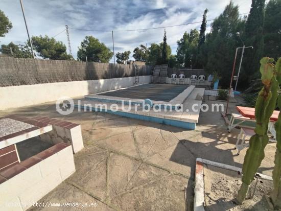 CAHLET RÚSTICO CON 2 VIVIENDAS , PISCINA Y 40.000M2 DE TERRENO EN MONFORTE DEL CID. - ALICANTE