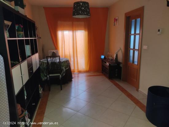 VIVIENDA UNIFAMILIAR CON 4 DORMITORIOS Y PATIO - ALBACETE