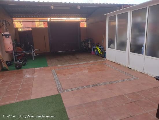 VIVIENDA UNIFAMILIAR CON 4 DORMITORIOS Y PATIO - ALBACETE