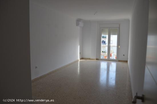 Piso en Alquiler de 3 Habitaciones en Batallones de Marina - CADIZ